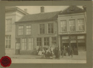 De oostzijde van de Markt op 15-11-1908. Links het dubbelpand Markt 3, waar de kapper Poulus Derpen zijn zaak had. Aan de rechterzijde de kruidenierswinkel. De van oorsprong twee smalle pandjes werden in 1872 van een extra etage voorzien. Rechts Markt 4, waar de familie van Heuven zijn Café-Logement had.